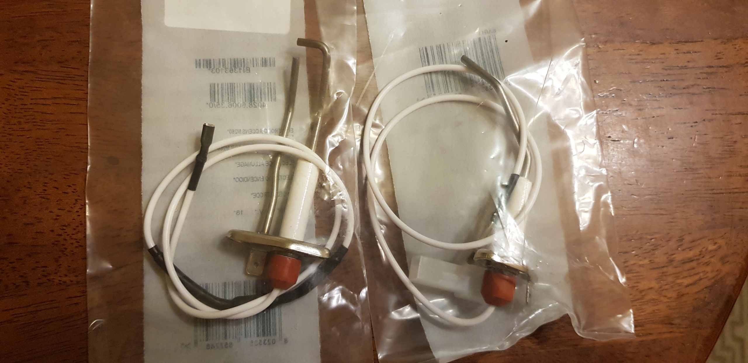 Zapaľovacie a ionizačné elektródy na kondenzát