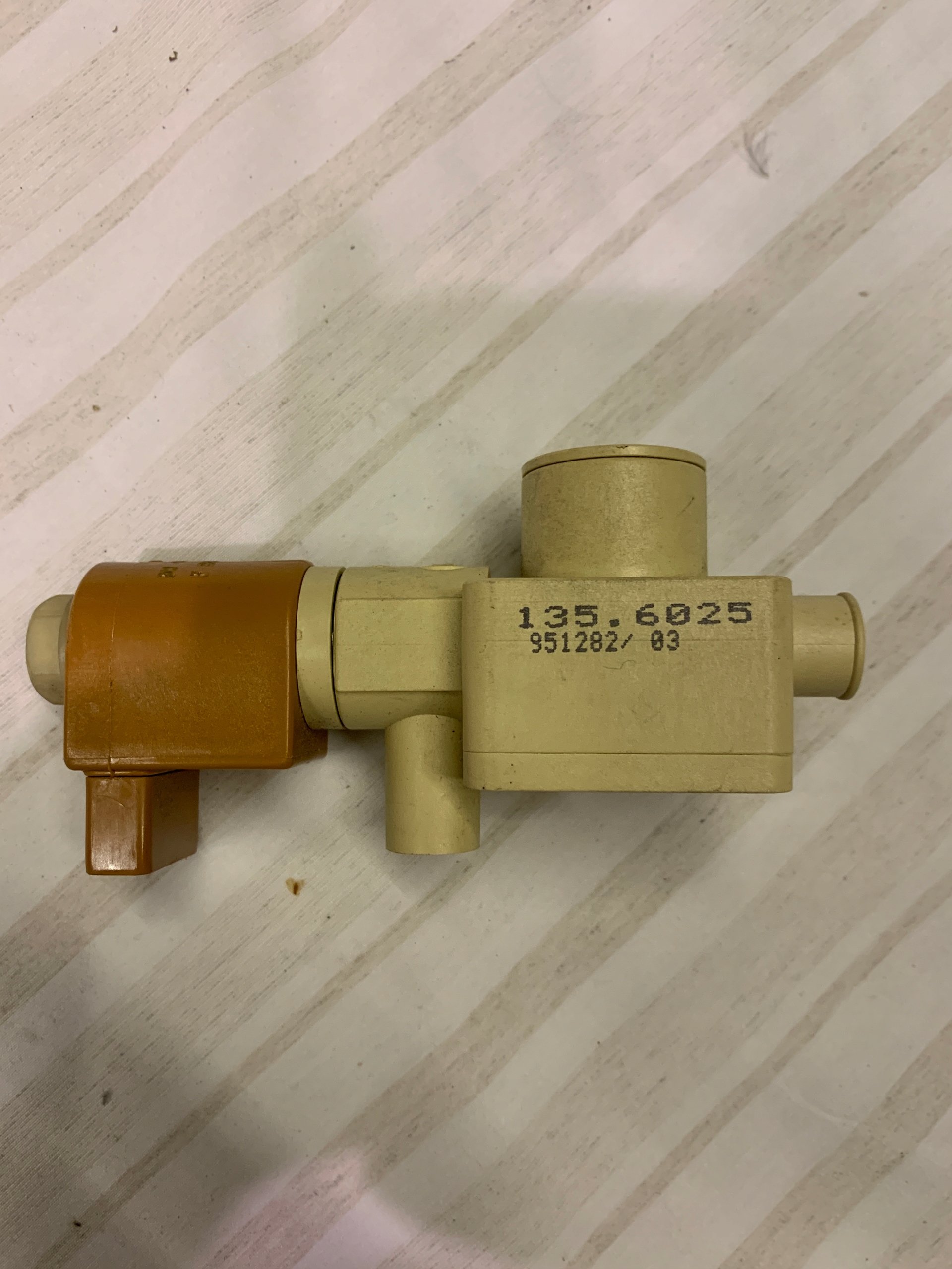 Elektromagnetický ventil klimatizácie 135,6025 24 V 50 Hz