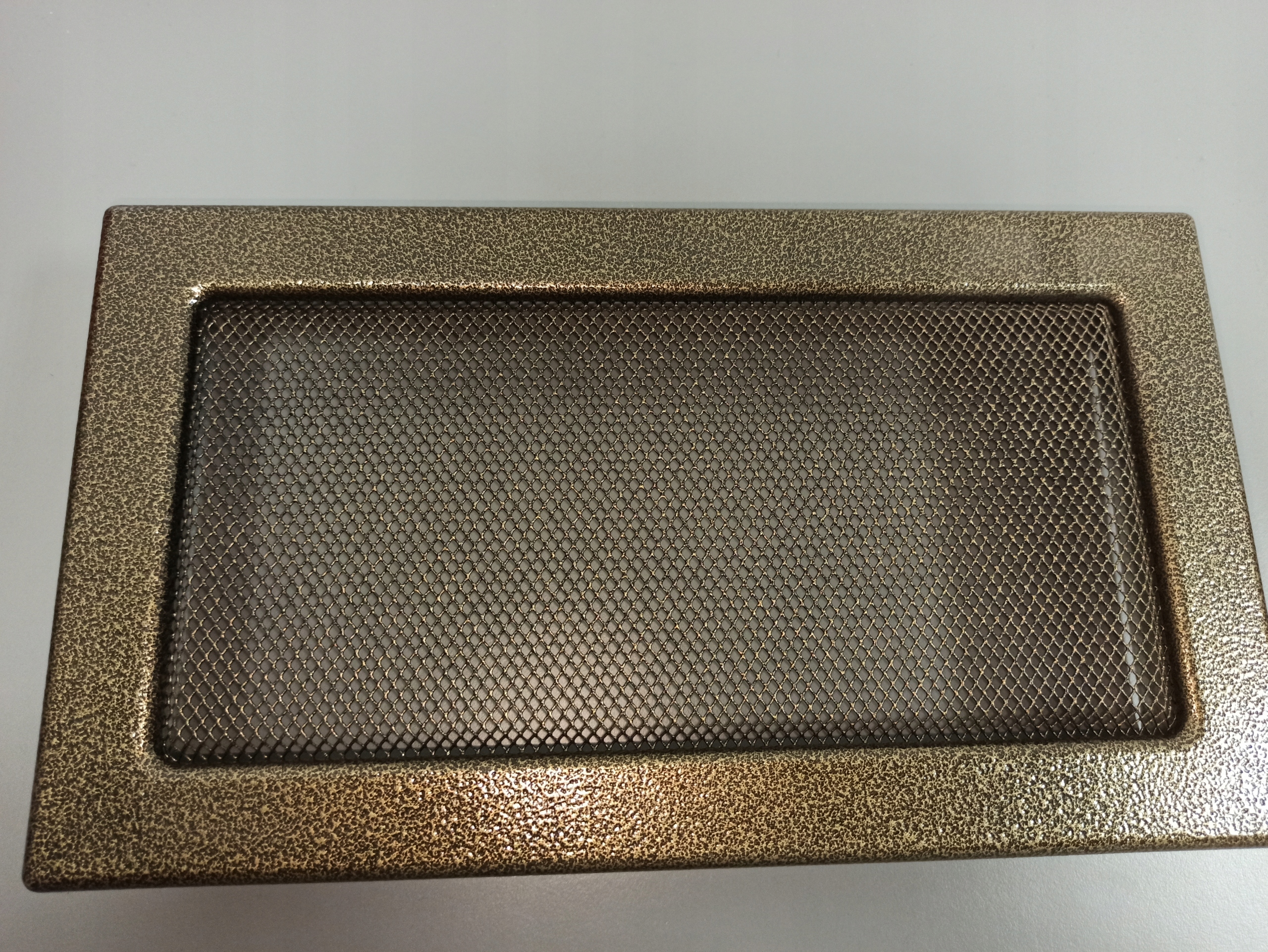Krbová roštová ventilácia 17 × 30 čierna a zlatá