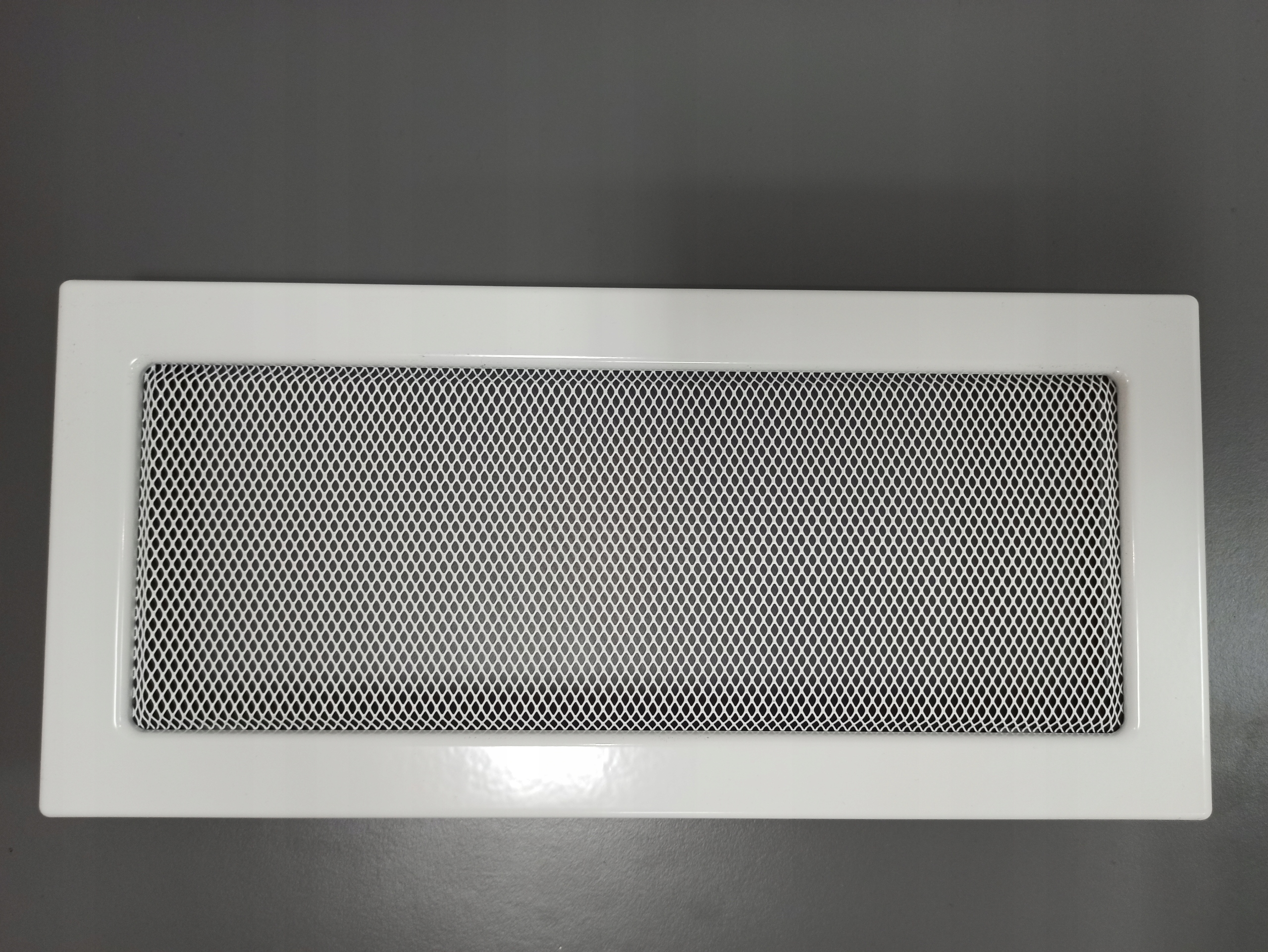 Vetracia mriežka 17x37 biela