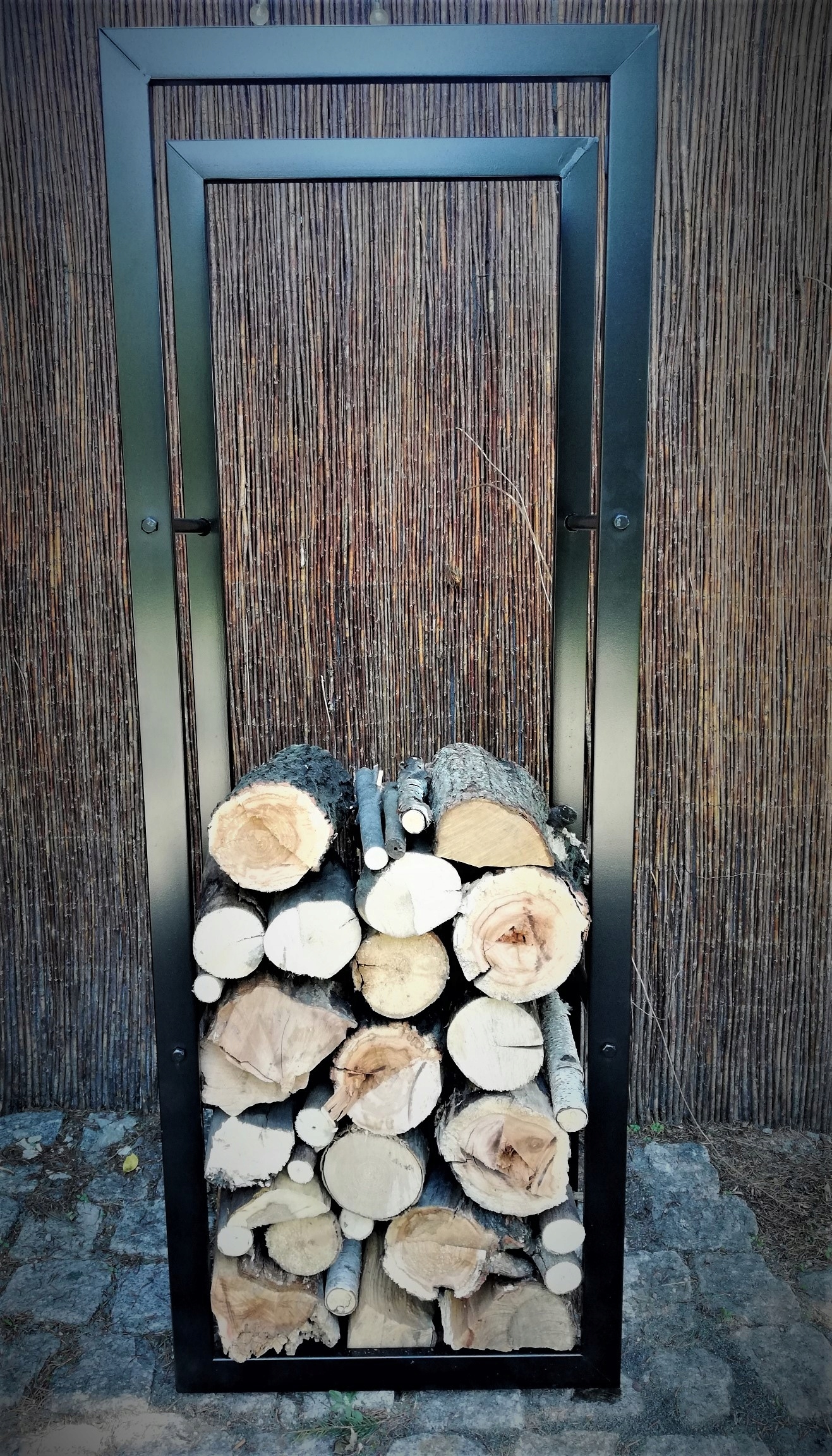 Stojan, kôš na drevo Moderný kovový stojan na krbové drevo