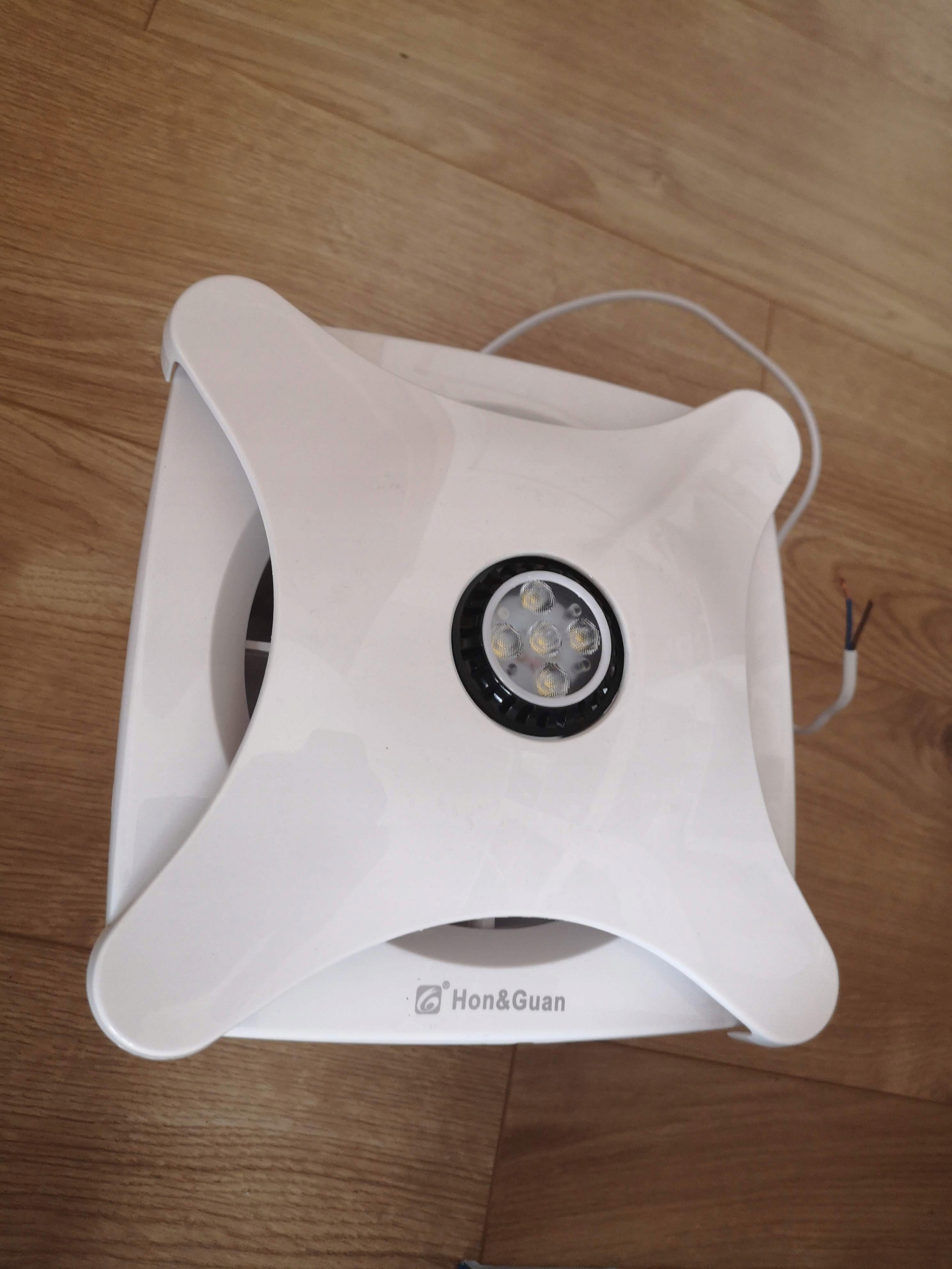 Ventilátor – Ventilátor do kúpeľne so žiarovkou
